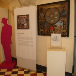 ingresso dell'archivio storico con sagoma rossa di Enrico Costa